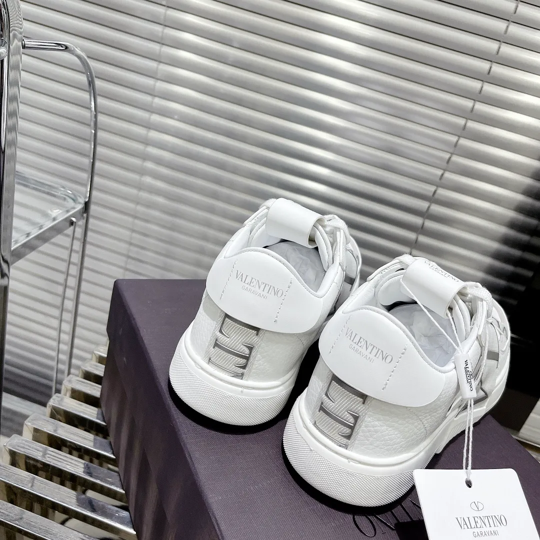👟👟Ex-factory price 600👟👟 Valentino ONE STUD calfskin lace-up sneakers. Soft suede low-top sneakers, classic and versatile, couple's sneakers, special goods, worth buying! A pair of simple shoes with unique details will save you from the difficulty of dressing. OneStud sneakers, with quilted plaid and oversized rivets, create an eye-catching punk style and get rid of the heavy feeling of this season's clothing. Upraise calfskin derby shoes, with exquisite leather construction and simple silhouette, and smooth lines set the tone of coolness, are a versatile item in the wardrobe. There are more Valentino boutique shoes waiting for you to unlock! It’s time to get the shoes you’ve been coveting for a long time! Officially on sale 7,+++ - Seven straps, decorated with metallic rubber effect. Decoration on the back and tongue. Size 35-44.